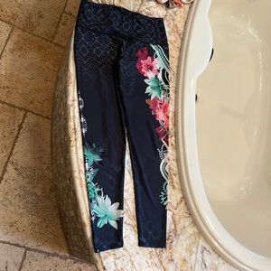 COPY - Onzie Flow Crop Leggings Floral Peony Capri Yoga Running Stretch Pants S…